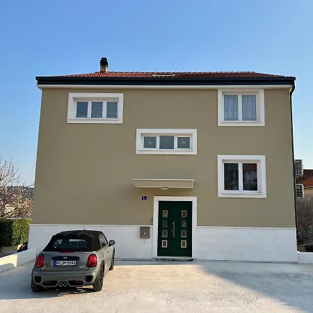 Zrina - アパート トロギール